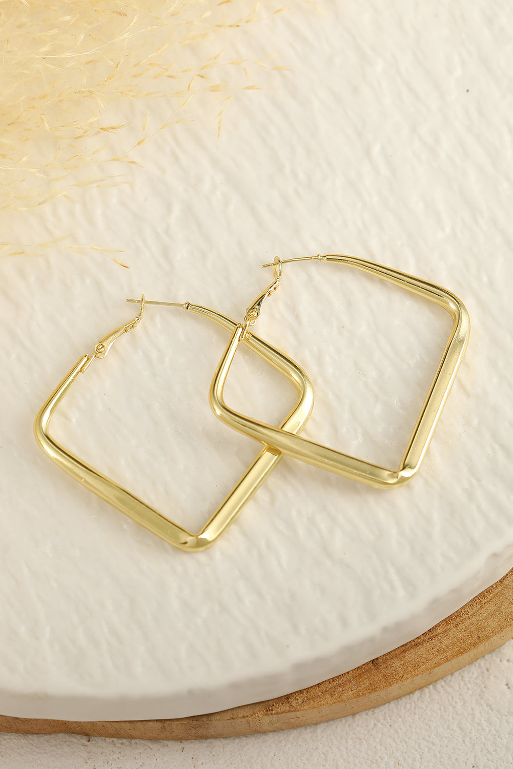 Goldene minimalistische quadratische Creolen