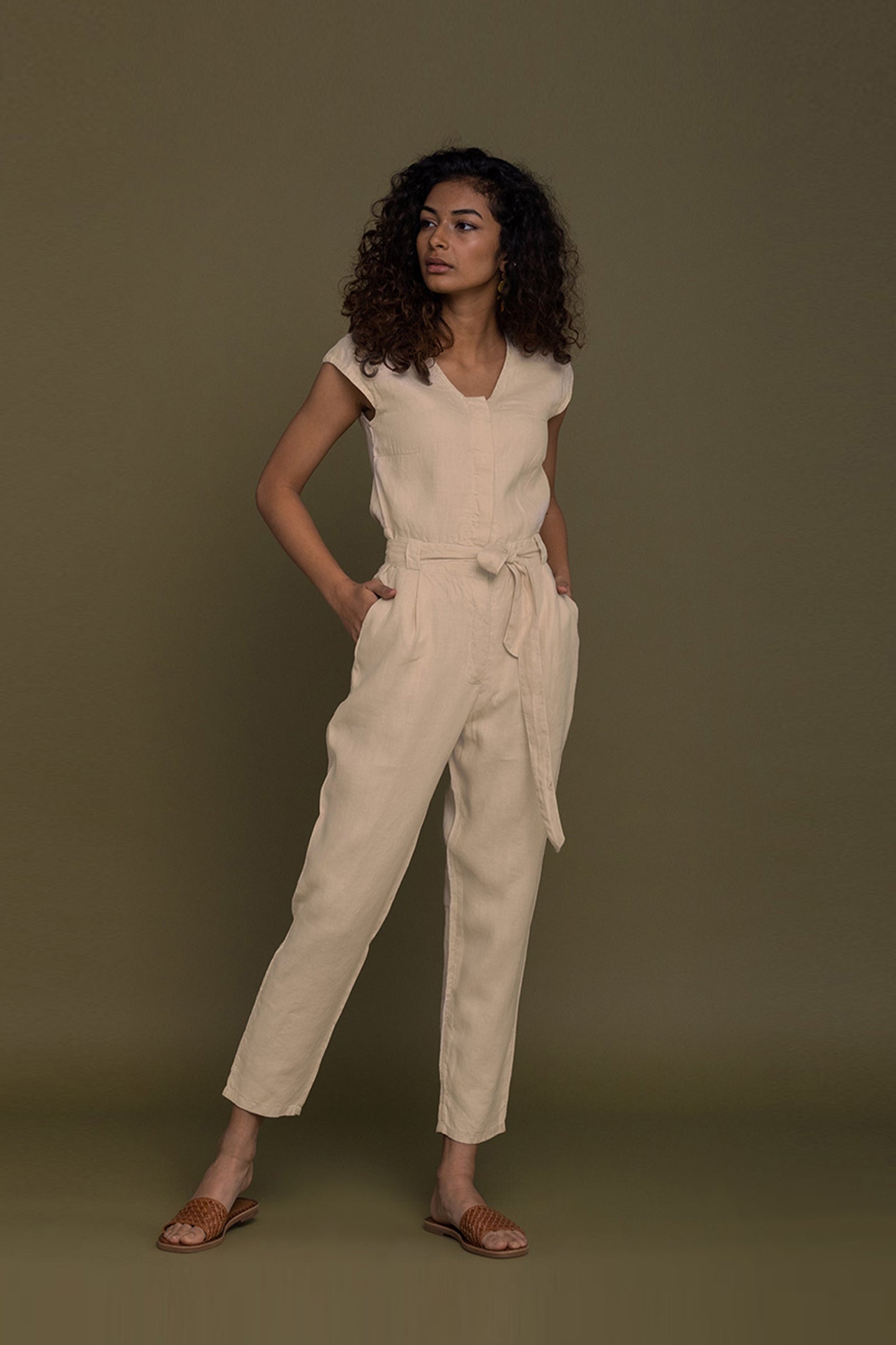 Abendlicher Chai-Overall in neutralem Beige