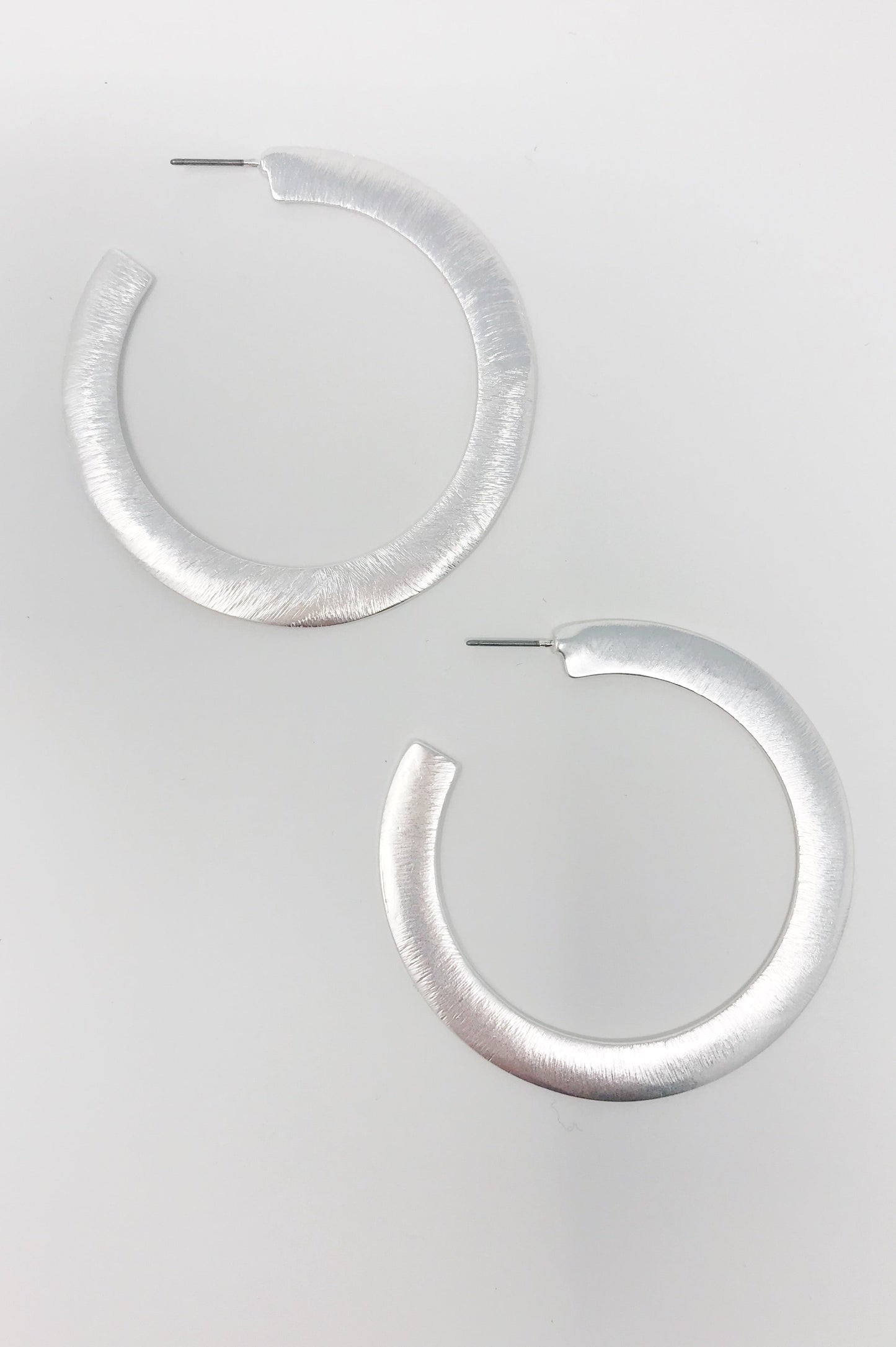 Alma Dicke Abgeflachte Metall-Creolen, Silber
