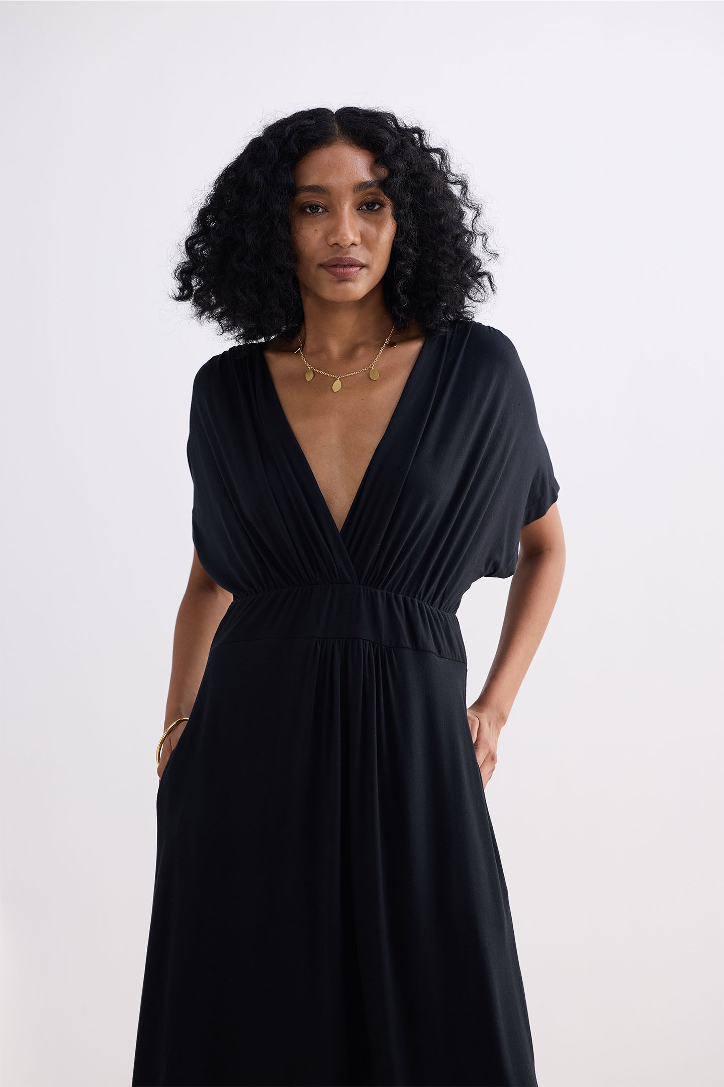 Fließendes A-Linien-Maxikleid mit Seitenschlitzen in Schwarz