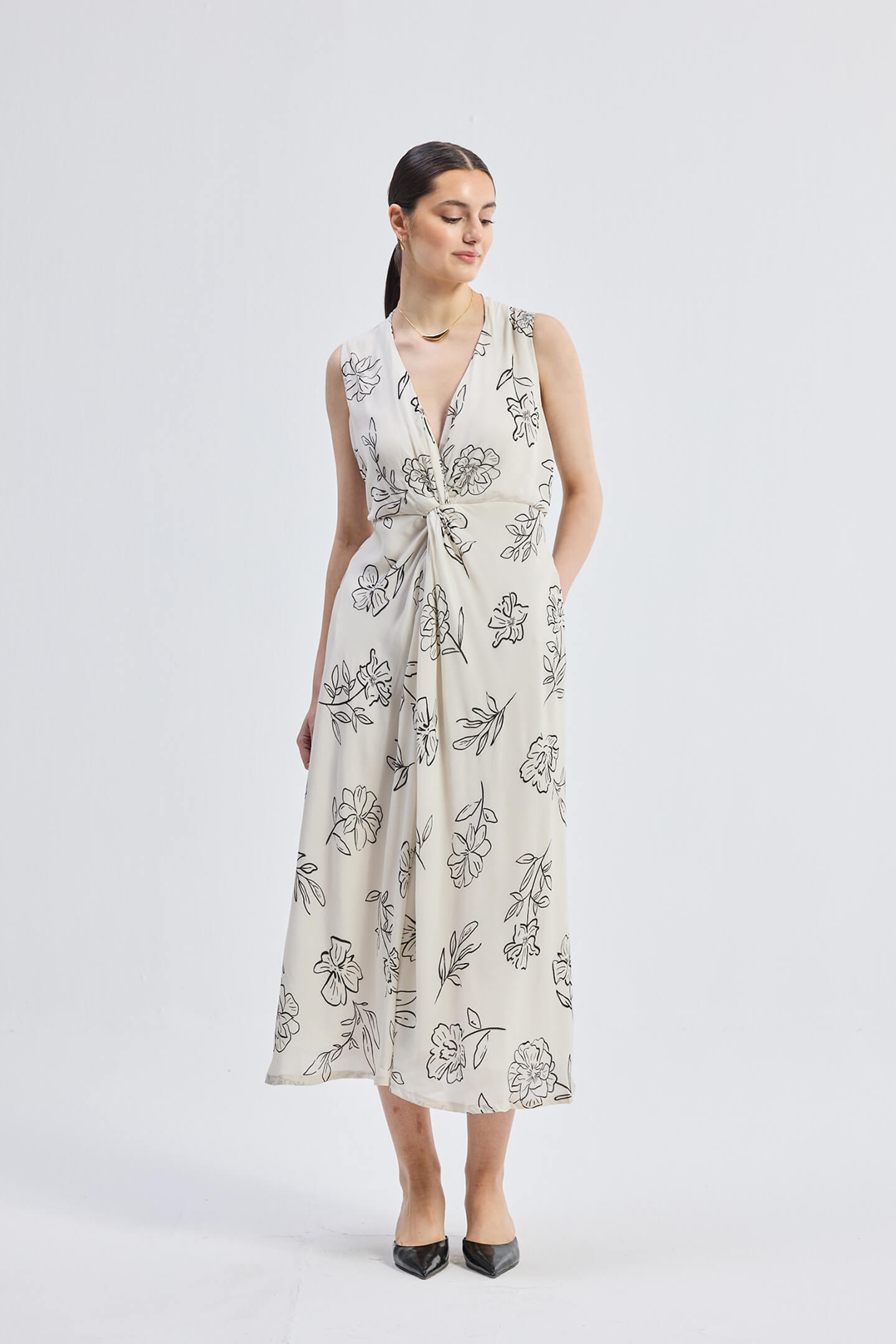 Maxikleid mit vorderer Wickeloptik in Black Florals