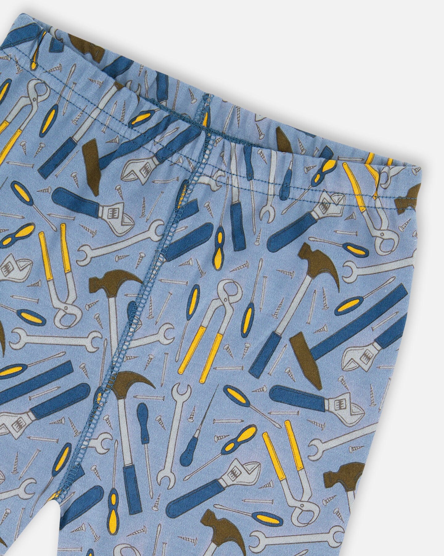 Schlafanzug-Set aus Bio-Baumwolle, zweiteilig, langärmliges Oberteil und Hose, Werkzeuge auf blaugrauem Hintergrund
