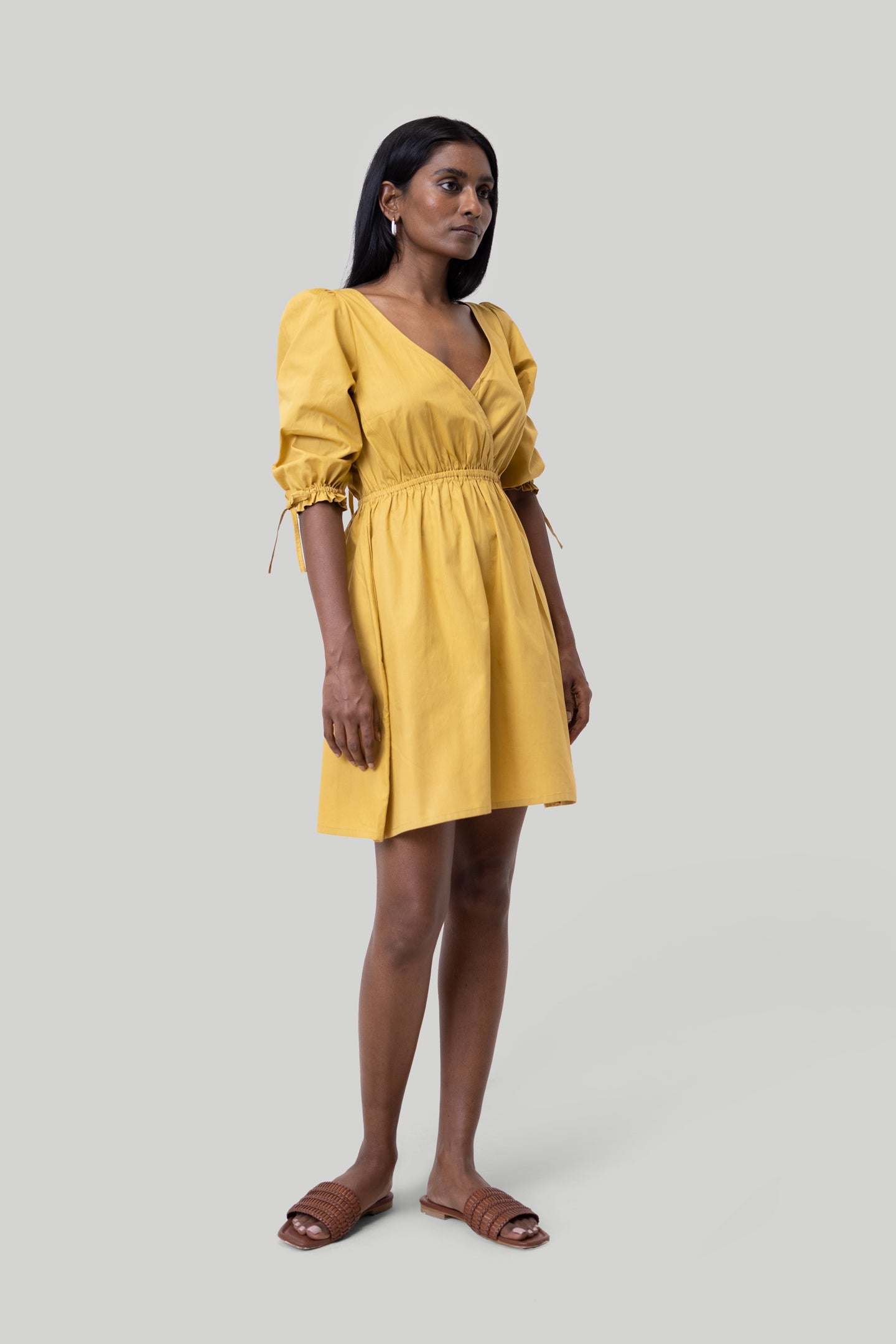 Kurzes Kleid mit gerafften Ellenbogenärmeln in Senfgelb