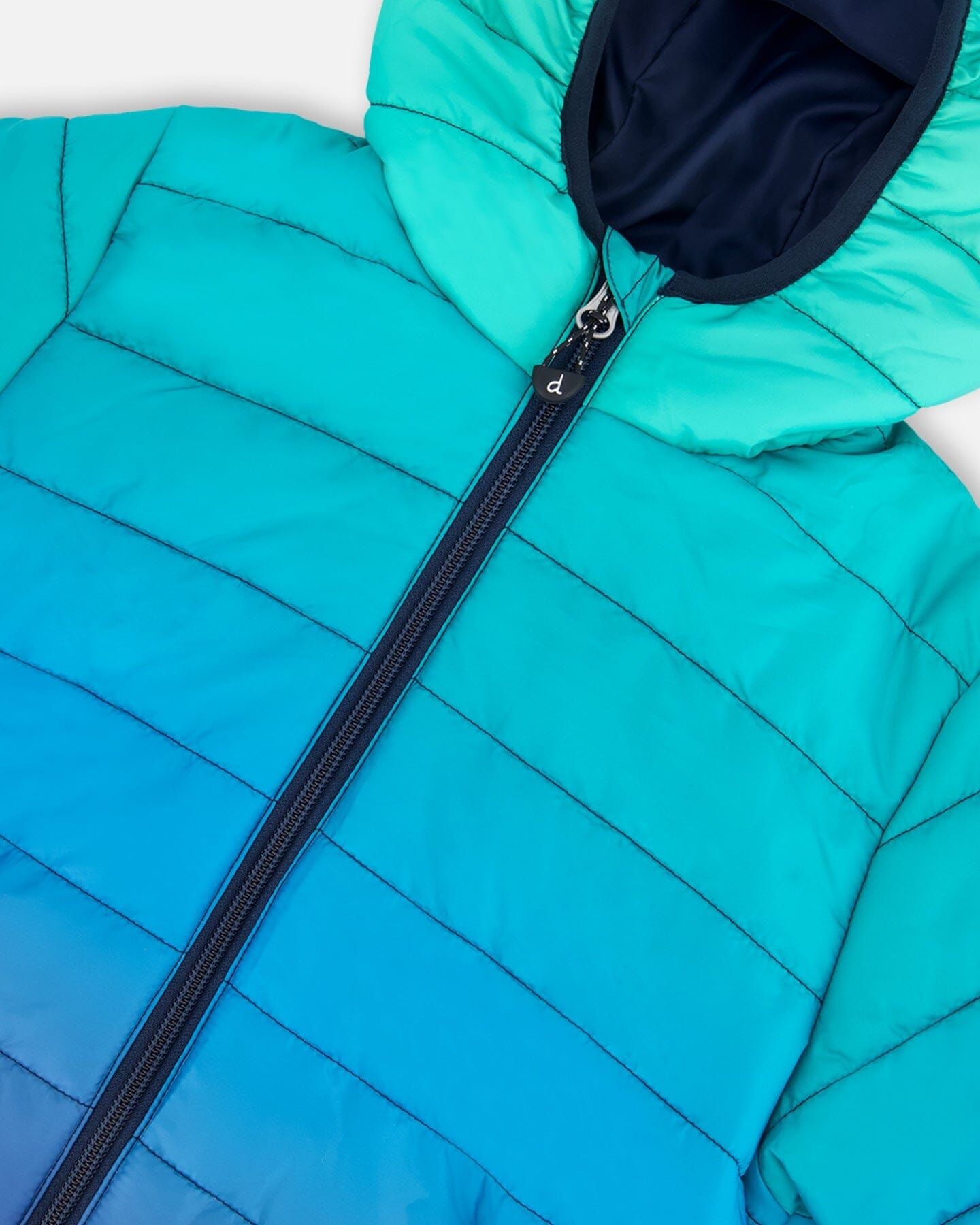Gesteppte Übergangsjacke mit grün-blauem Farbverlauf
