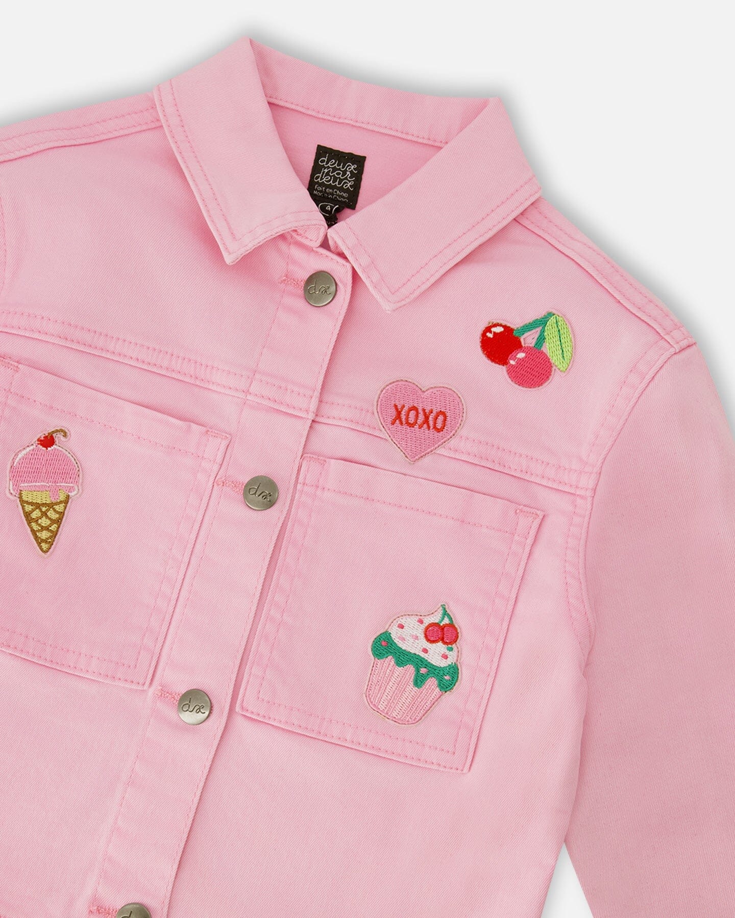 Rosa Jeansjacke mit gestickten Aufnähern