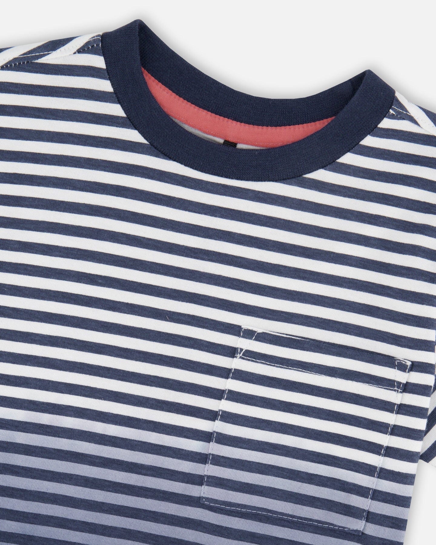 T-Shirt aus Bio-Baumwolle mit kurzen Ärmeln und blauen Farbverlauf-Streifen