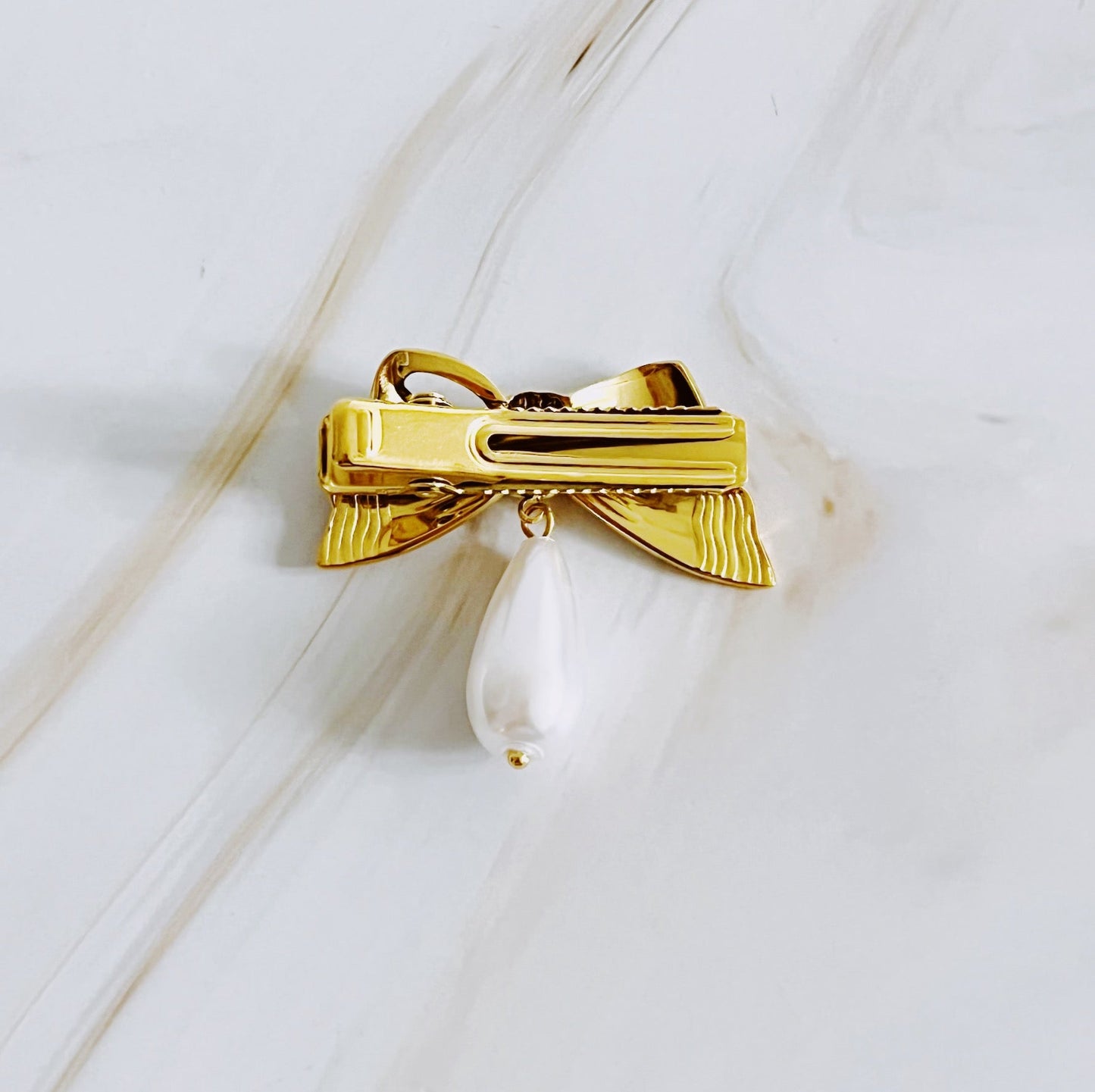 Haarspange mit goldener Schleife und Perlenanhänger