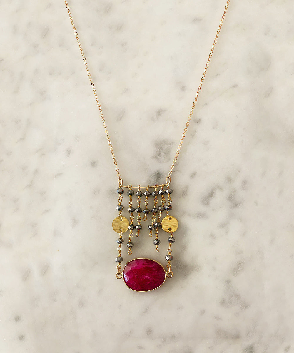 Jessica Goldmünzenhalskette mit Rubin und Pyrit