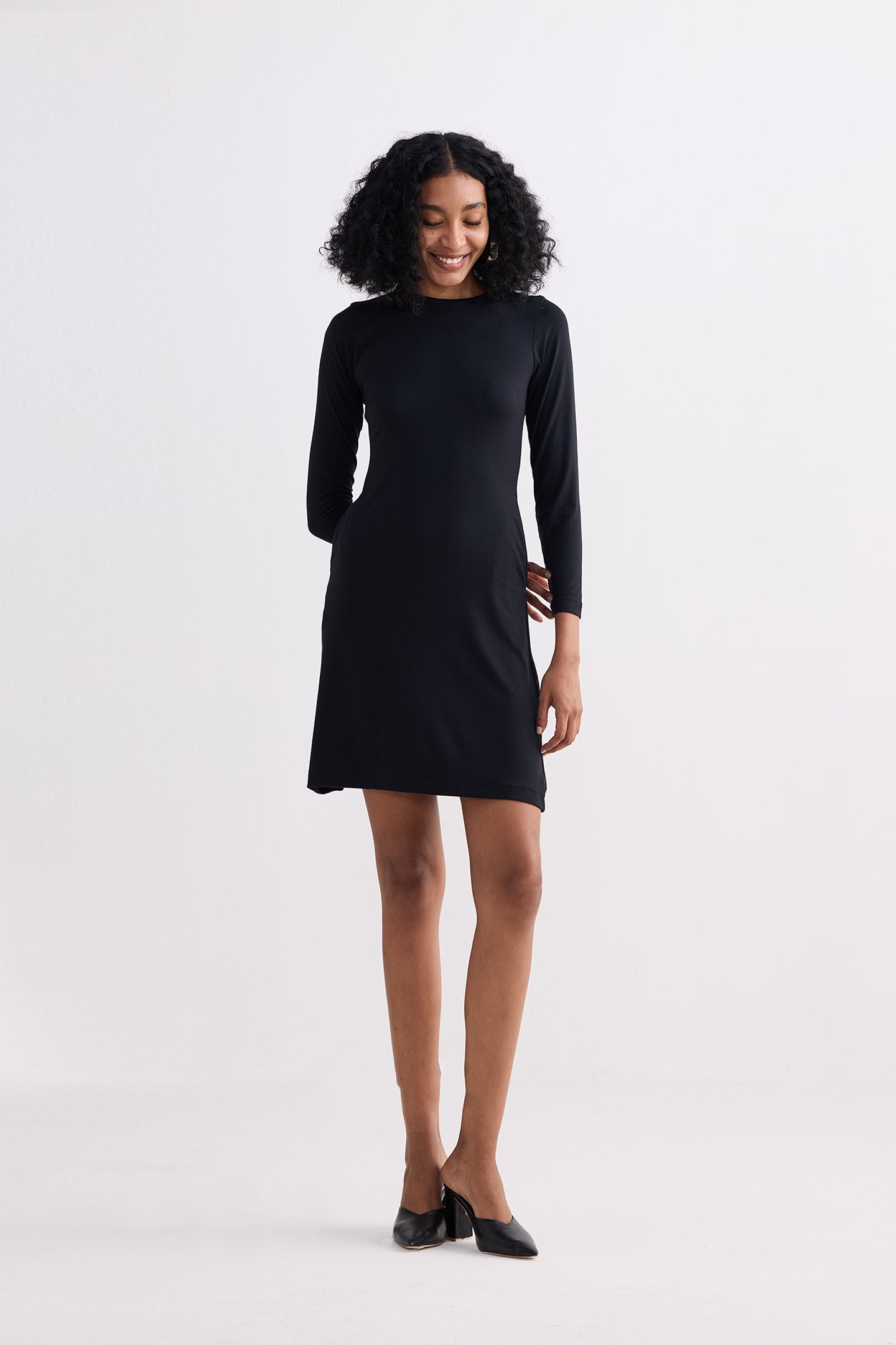 Eng anliegendes kurzes Kleid mit langen Ärmeln in Schwarz