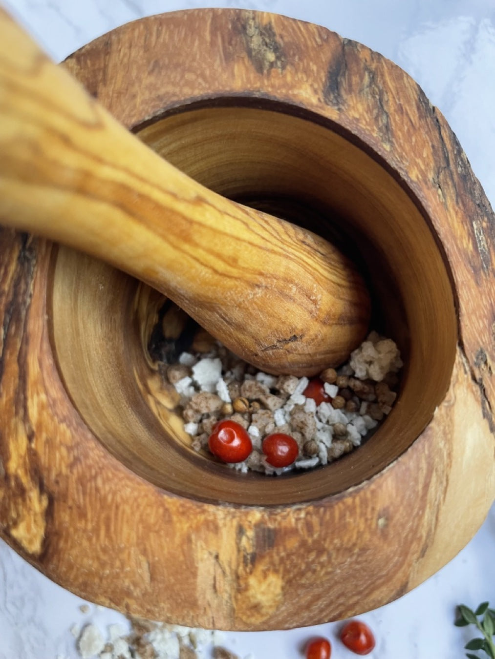 Mörser und Stößel aus Olivenholz (rustikal)