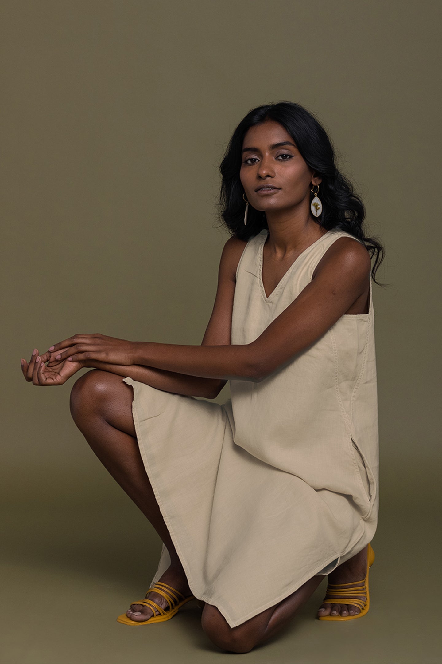 Teeblätter lesen Kleid in neutralem Beige