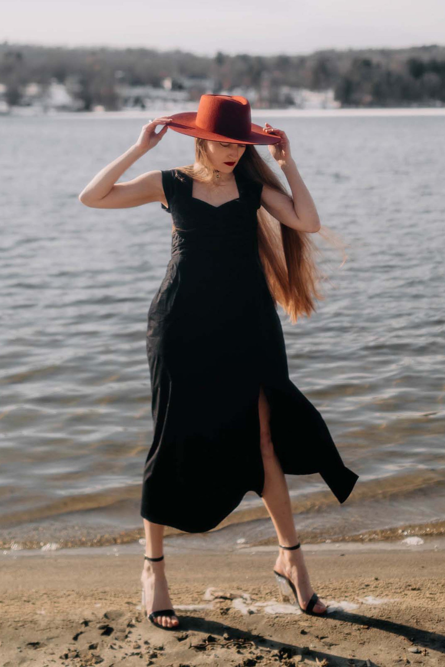 Raffiniertes Kleid mit Schlitz vorne in Schwarz