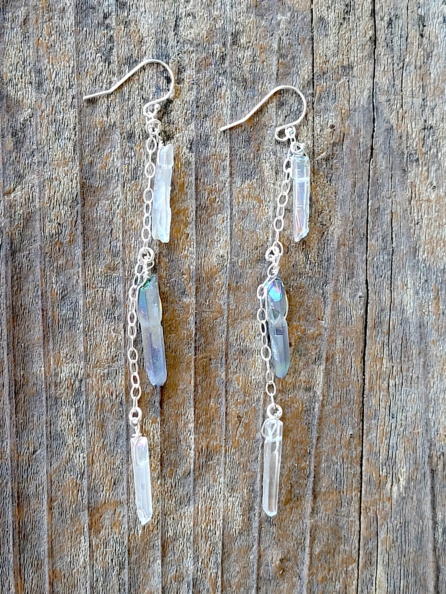 Zarte Silberkettenohrringe mit drei rohen Quarzkristallen in Mystic Grey und Regenbogenquarz