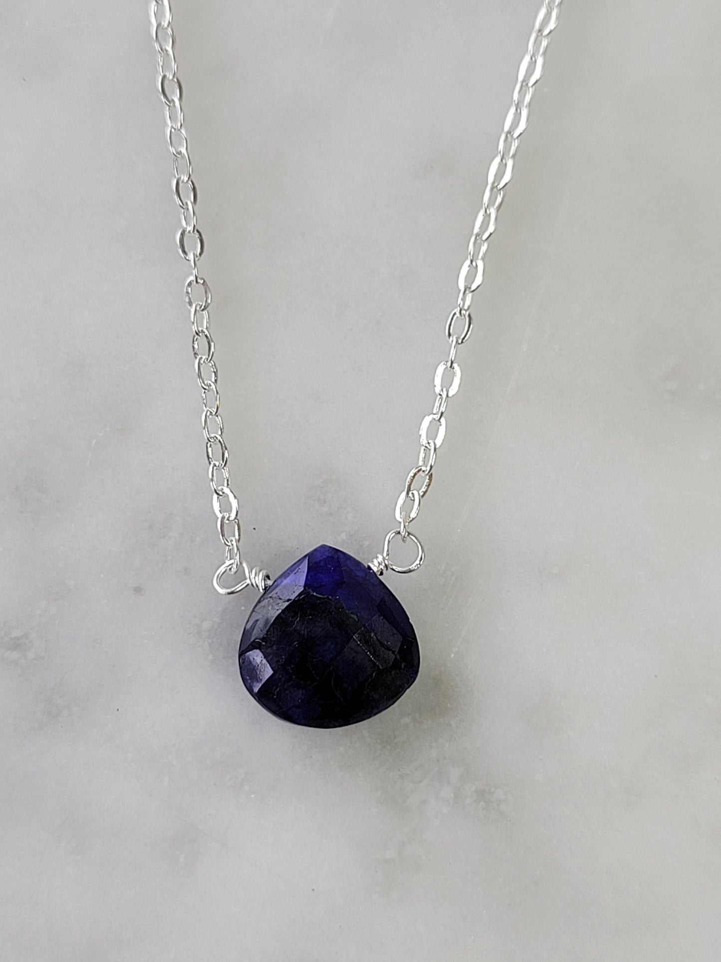 Stephanie Delicate Drop Halskette mit Saphir