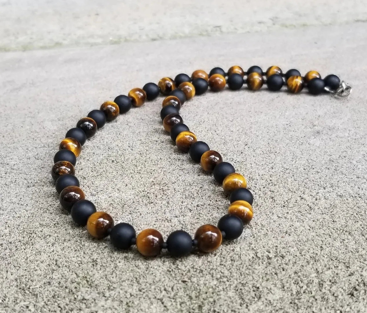 Herrenhalskette, natürliche Kokosperlen, Heishi-Perlen aus weißer Naturmuschel und schwarzem Holz, Surfer-Kette mit Perlen