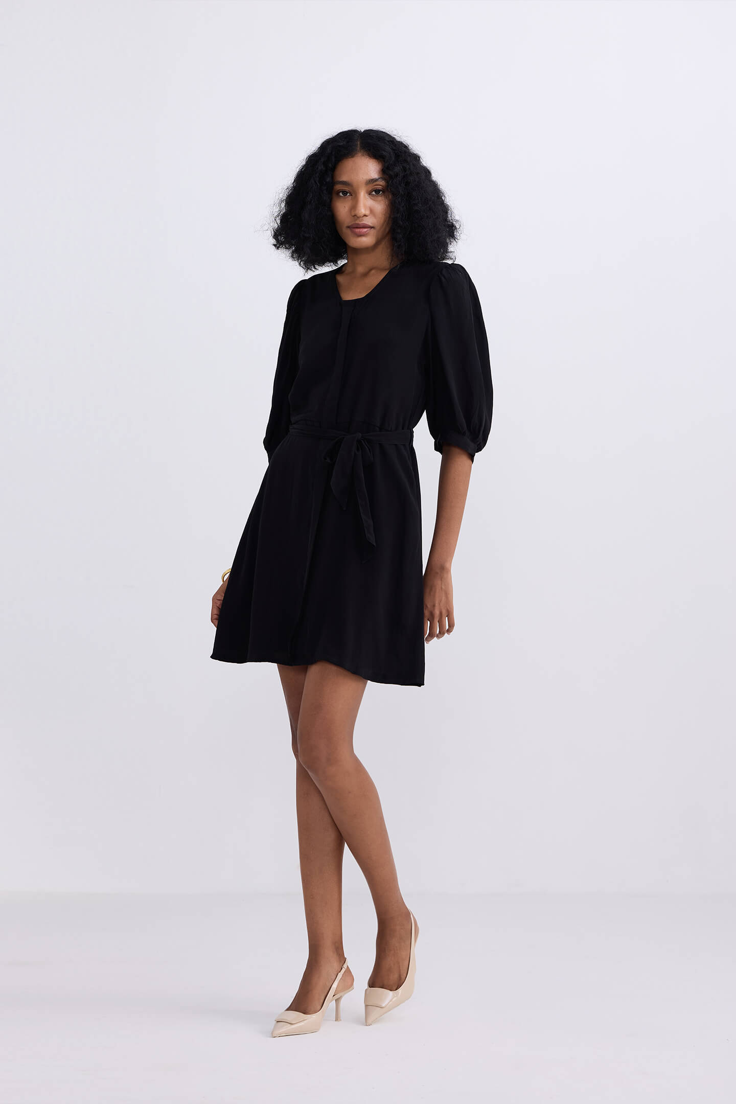 Kurzes Kleid mit Taillengürtel in Schwarz