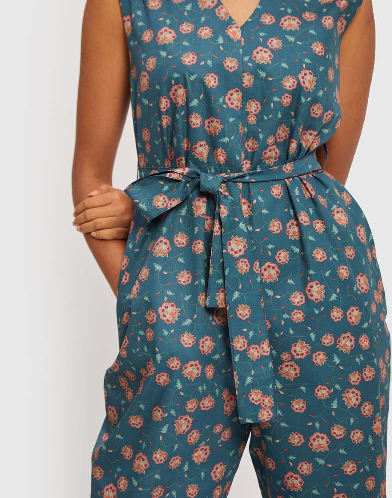 Ärmelloser Jumpsuit mit Gürtel