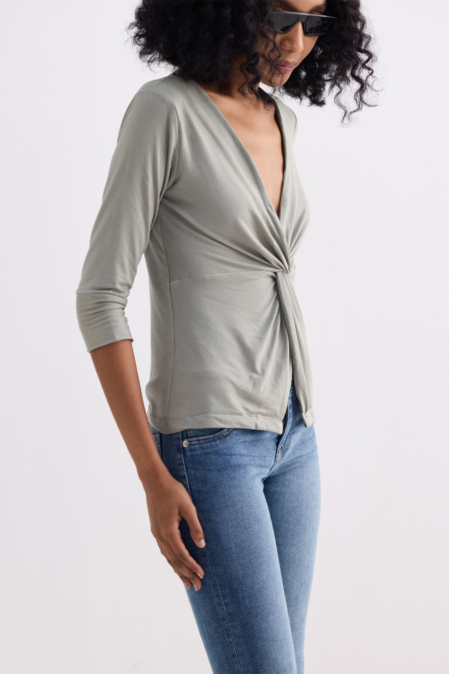 Strick-Shirt mit Twist-Detail in hellem Oliv