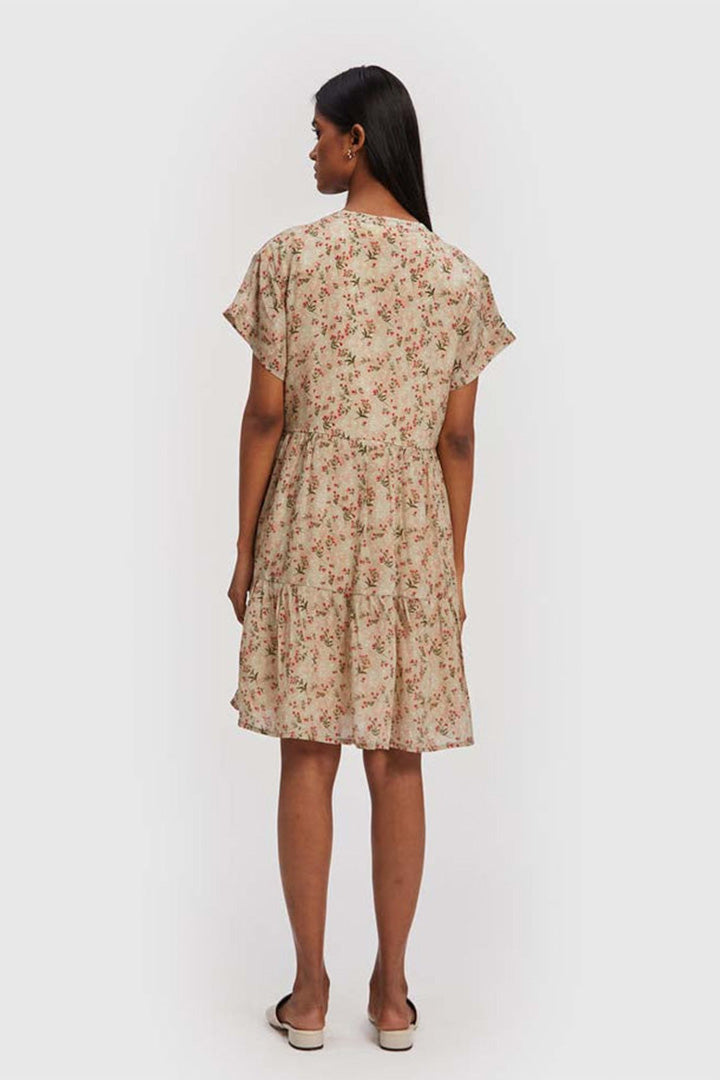 Gestuftes Kleid mit V-Ausschnitt
