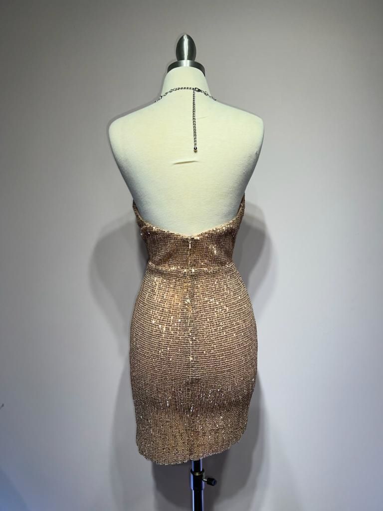 Kurzes, tailliertes Kleid mit Neckholder-Ausschnitt