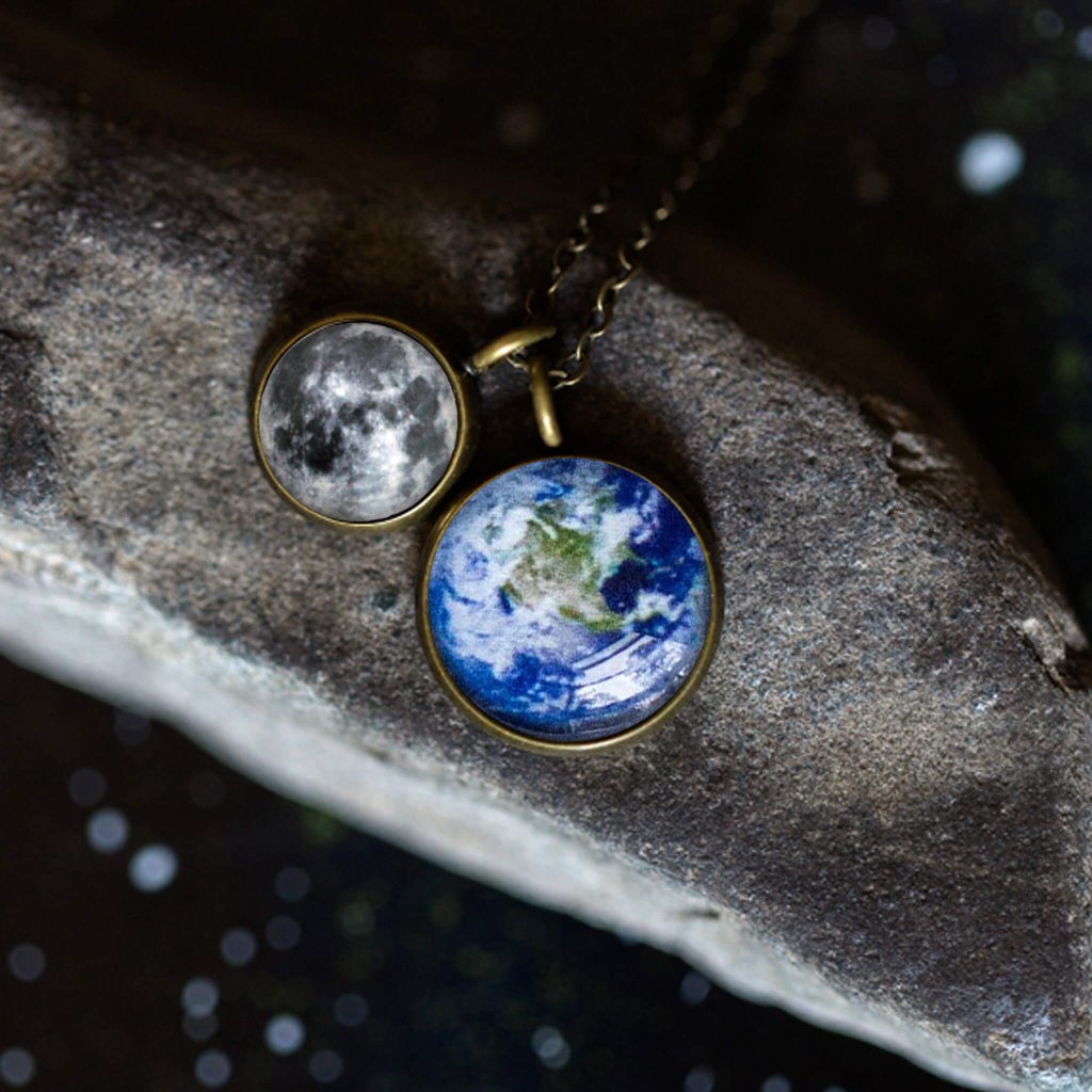 Halskette mit Erde und Mond (mehrschichtiges Design)