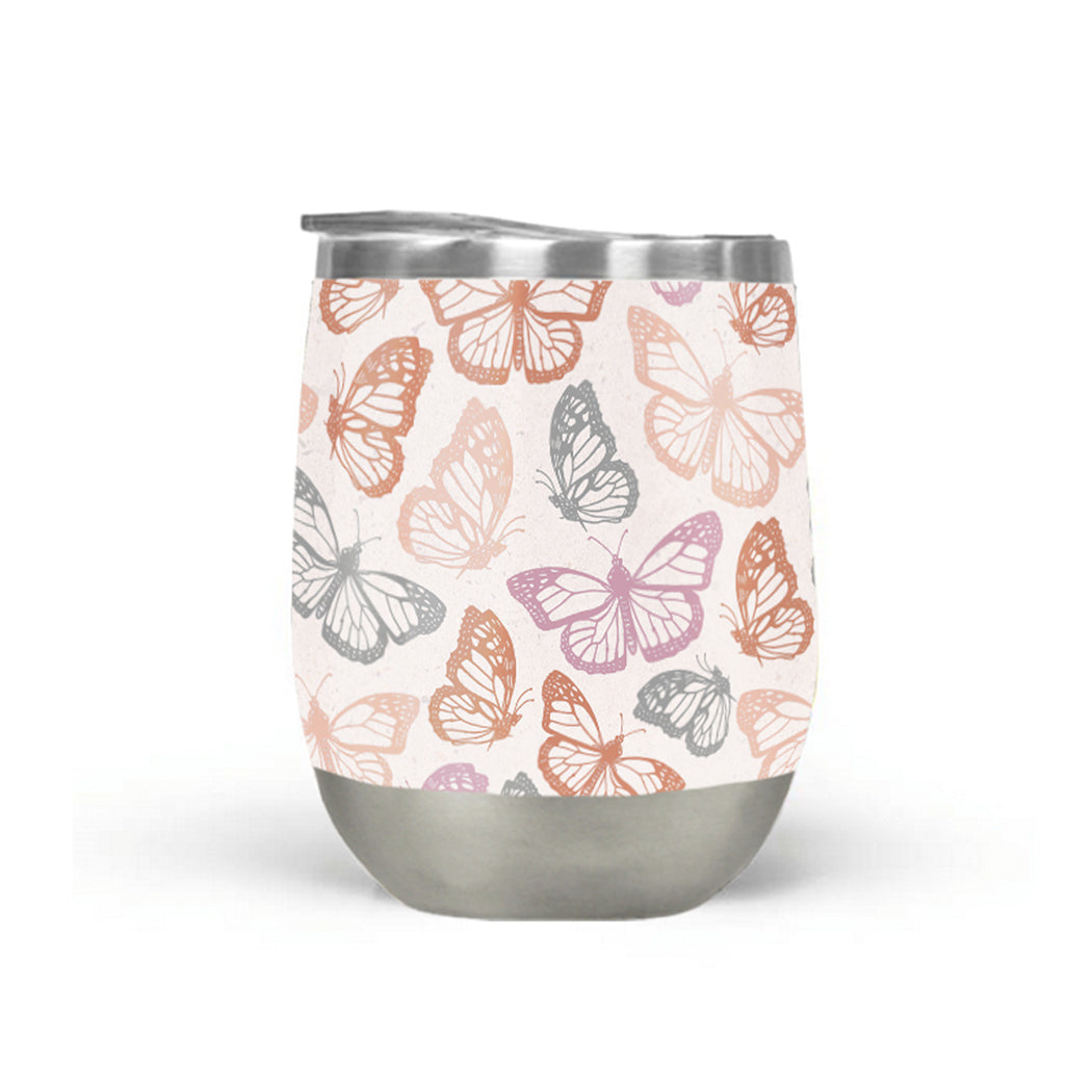 Weinbecher mit orangefarbenem und pinkfarbenem Schmetterling