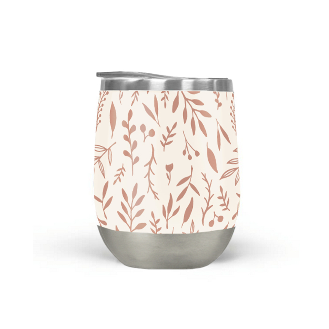 Rosa Weinkelch mit fallendem Laub