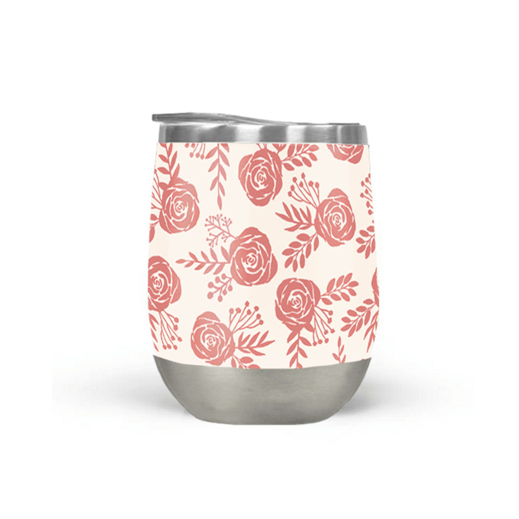 Warmer pinkfarbener Weinbecher mit Blumenmuster