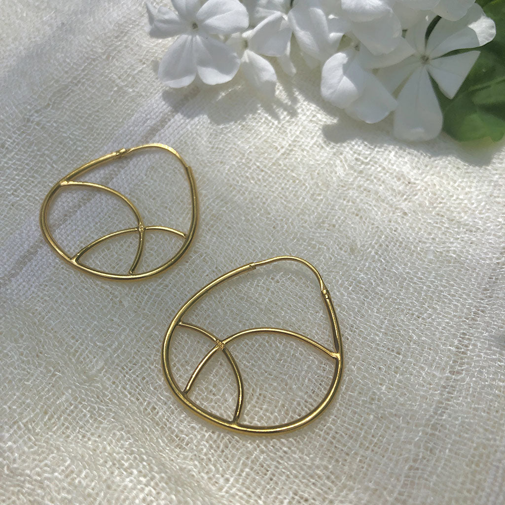 Geometrische goldene Creolen