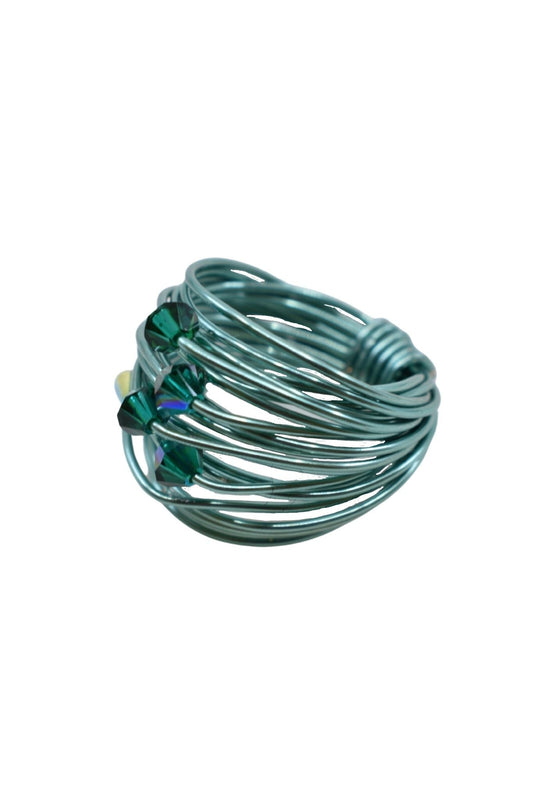 Marcia Hellblauer Drahtwickelring mit waldgrünen Swarovski Kristallen
