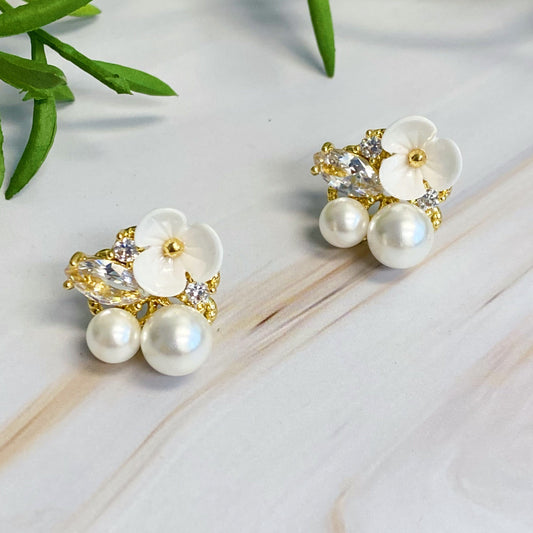 Mini-Blumen-Ohrstecker mit Juwelen