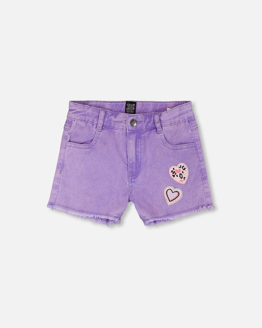 Fliederfarbene Jeans-Shorts mit Stickerei