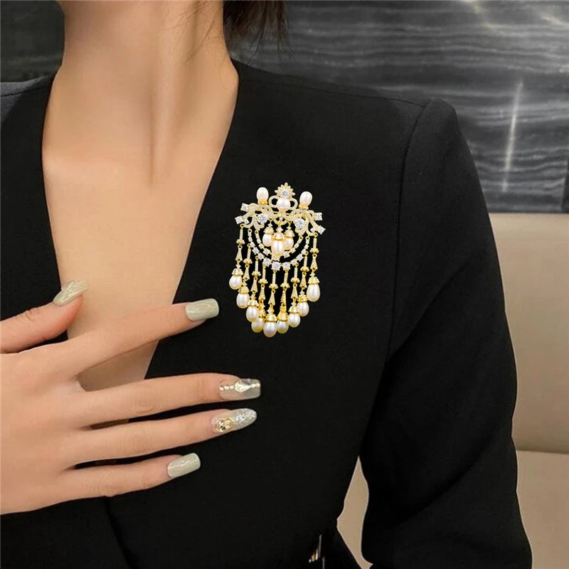 Elegante natürliche Süßwasserperlen-Quastenbroschen Luxus Glänzende Zirkonia-Blumenbrosche Anstecknadel für Damen Schmuck Weihnachtsgeschenke