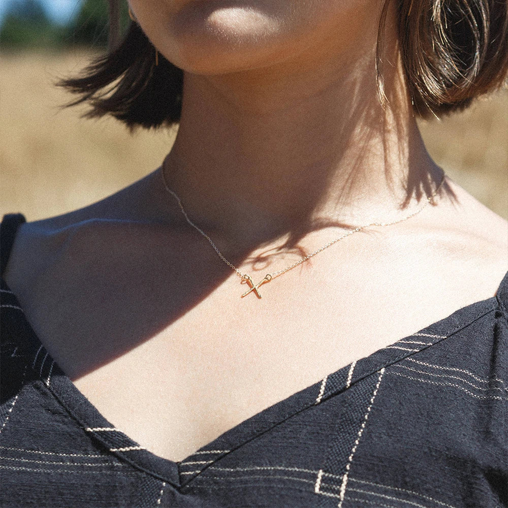 e-Manco Punk Edelstahl Halskette Damen Stylische X-Form Anhänger Halskette Einfache Dünne Halskette für Frauen Modeschmuck