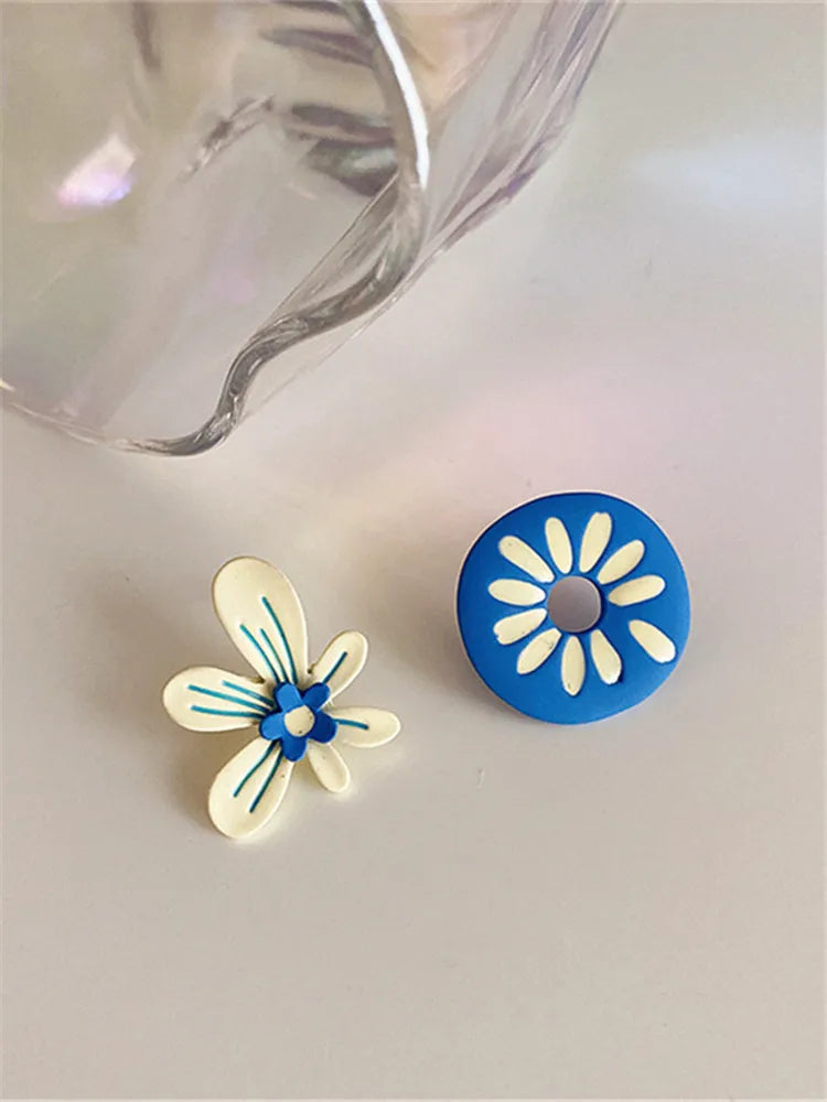 Asymmetrische kleine, reine und frische Blumenohrringe, koreanische Temperament-Mode, elegante süße Mädchen-Schmuck, Weihnachtsgeschenk