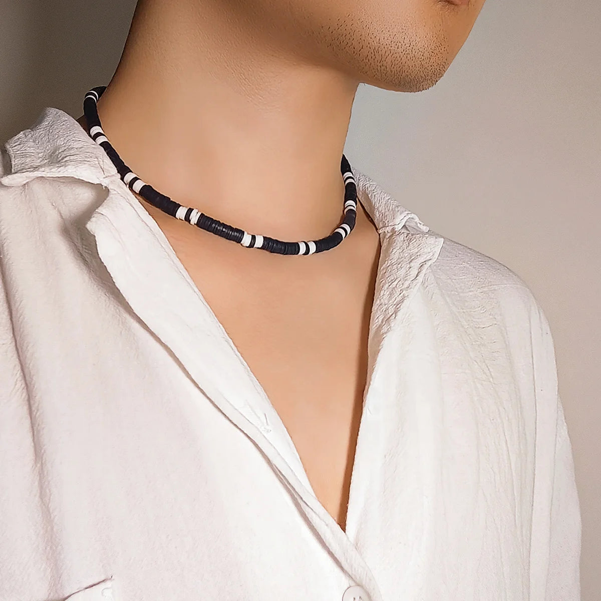 Schwarz-weiße Halskette aus Polymertonperlen, kurze Halskette für Herren, trendiger Halsschmuck 2023, Modeaccessoires, Herren-Geschenk