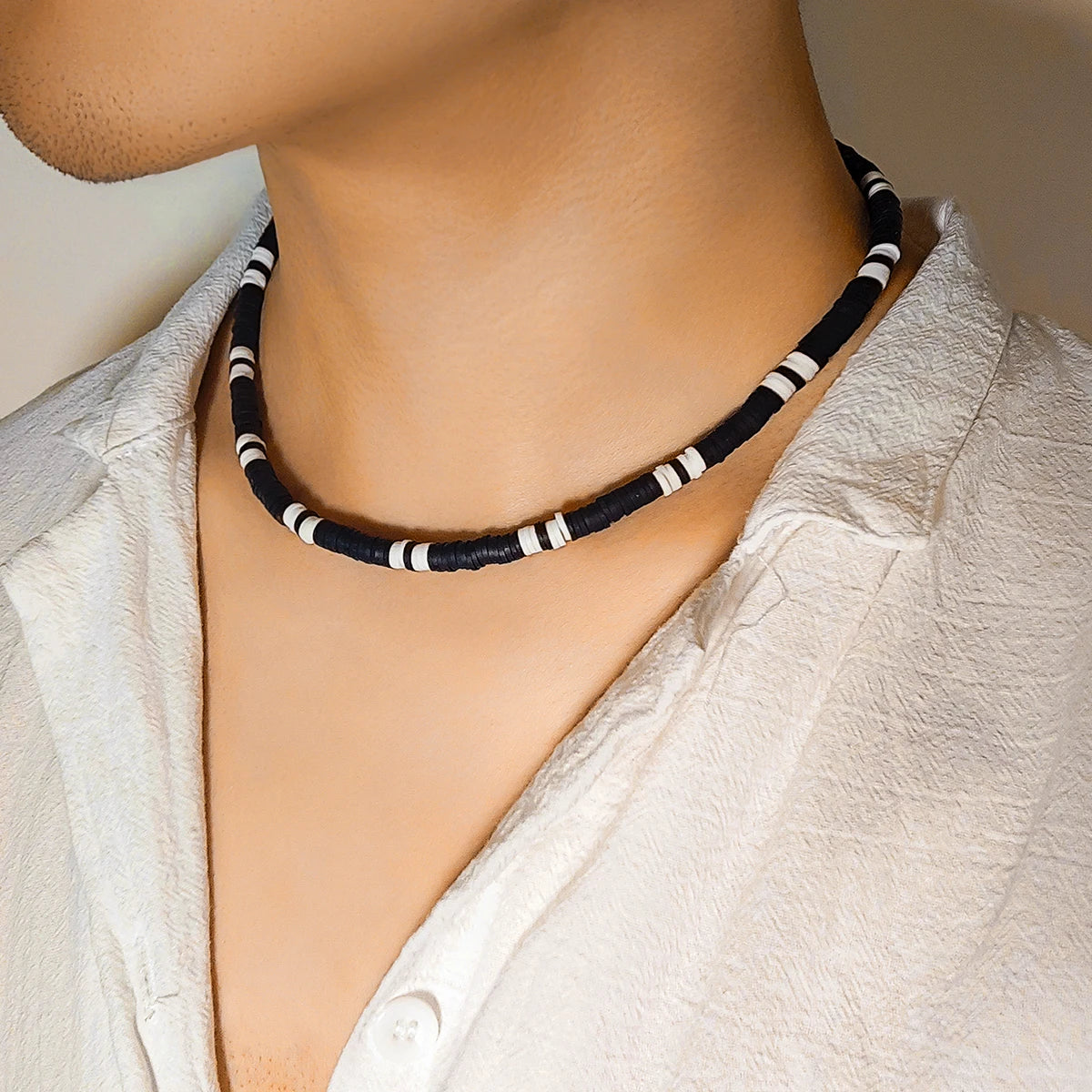 Schwarz-weiße Halskette aus Polymertonperlen, kurze Halskette für Herren, trendiger Halsschmuck 2023, Modeaccessoires, Herren-Geschenk