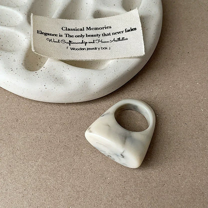 HANGZHI Unregelmäßige breite, klobige Ringe für Damen Vintage Acrylharz Herbst Winter Geometrischer Stapelschmuck Finger Accessoire