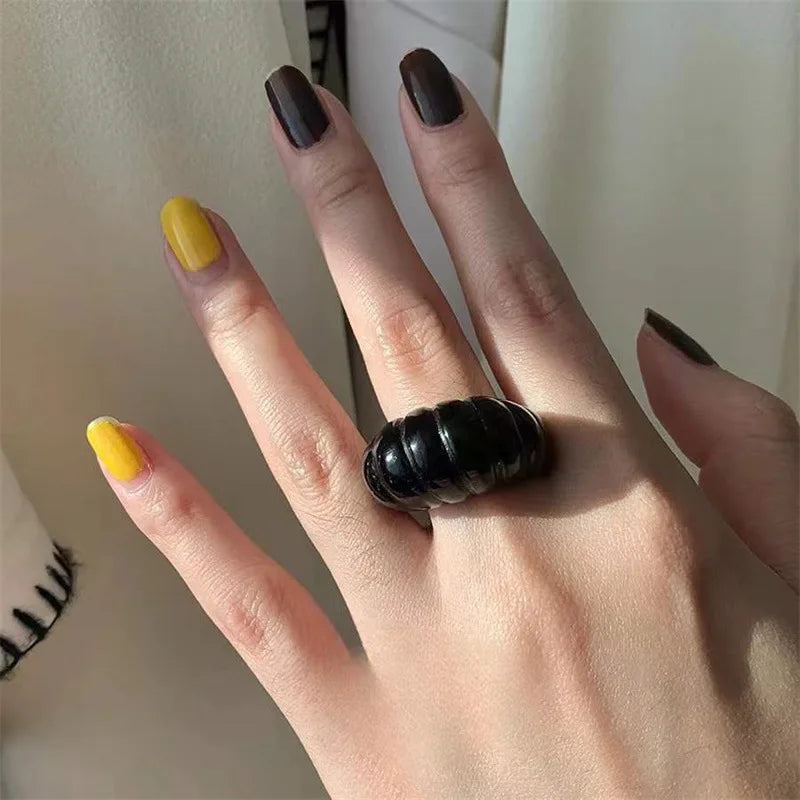 HANGZHI Unregelmäßige breite, klobige Ringe für Damen Vintage Acrylharz Herbst Winter Geometrischer Stapelschmuck Finger Accessoire