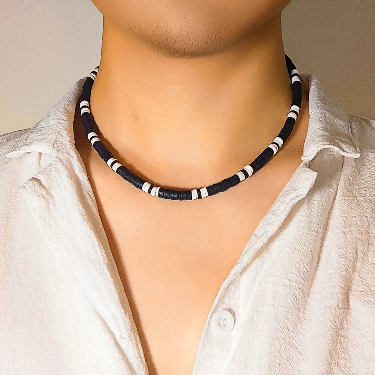 Schwarz-weiße Halskette aus Polymertonperlen, kurze Halskette für Herren, trendiger Halsschmuck 2023, Modeaccessoires, Herren-Geschenk