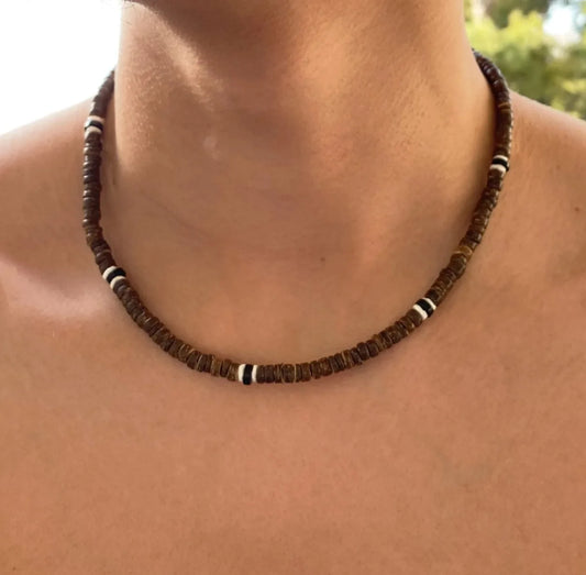 Herrenhalskette, natürliche Kokosperlen, Heishi-Perlen aus weißer Naturmuschel und schwarzem Holz, Surfer-Kette mit Perlen