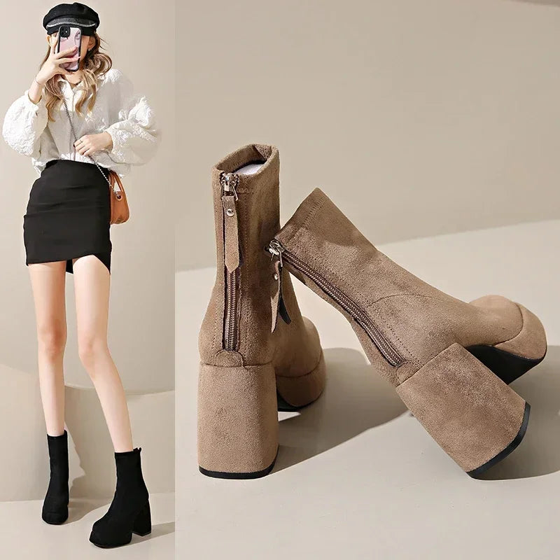 2024 Damenmode High-Heel Stiefel Winter Neuer Britischer Stil Weiche Sohle Rutschfest Laufsteg Vielseitig Warm Haltend Lederschuh