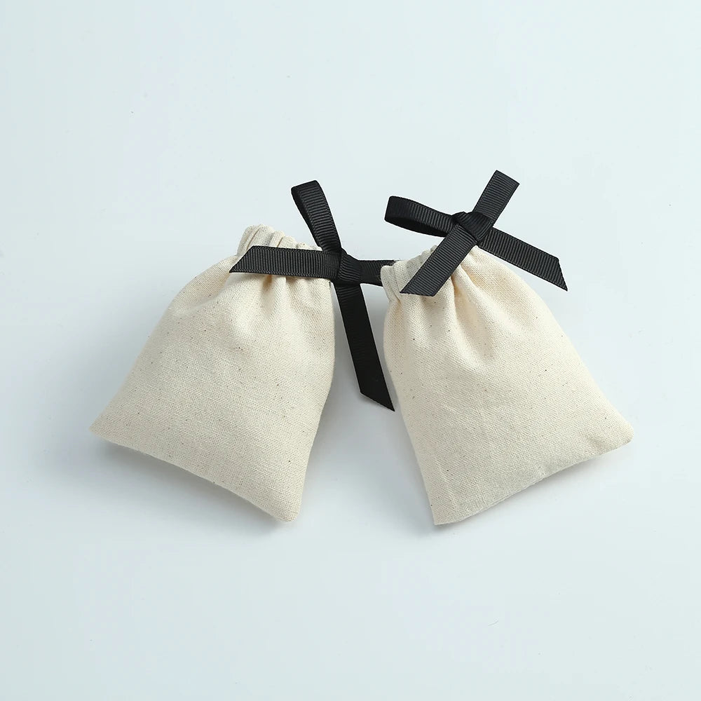 50 Stück Baumwoll-Jute-Schmuckbeutel, kleine Leinenbeutel für Halskette, Ohrringe, Ringbeutel, Gastgeschenke, Party, Süßigkeiten, Geschenktasche