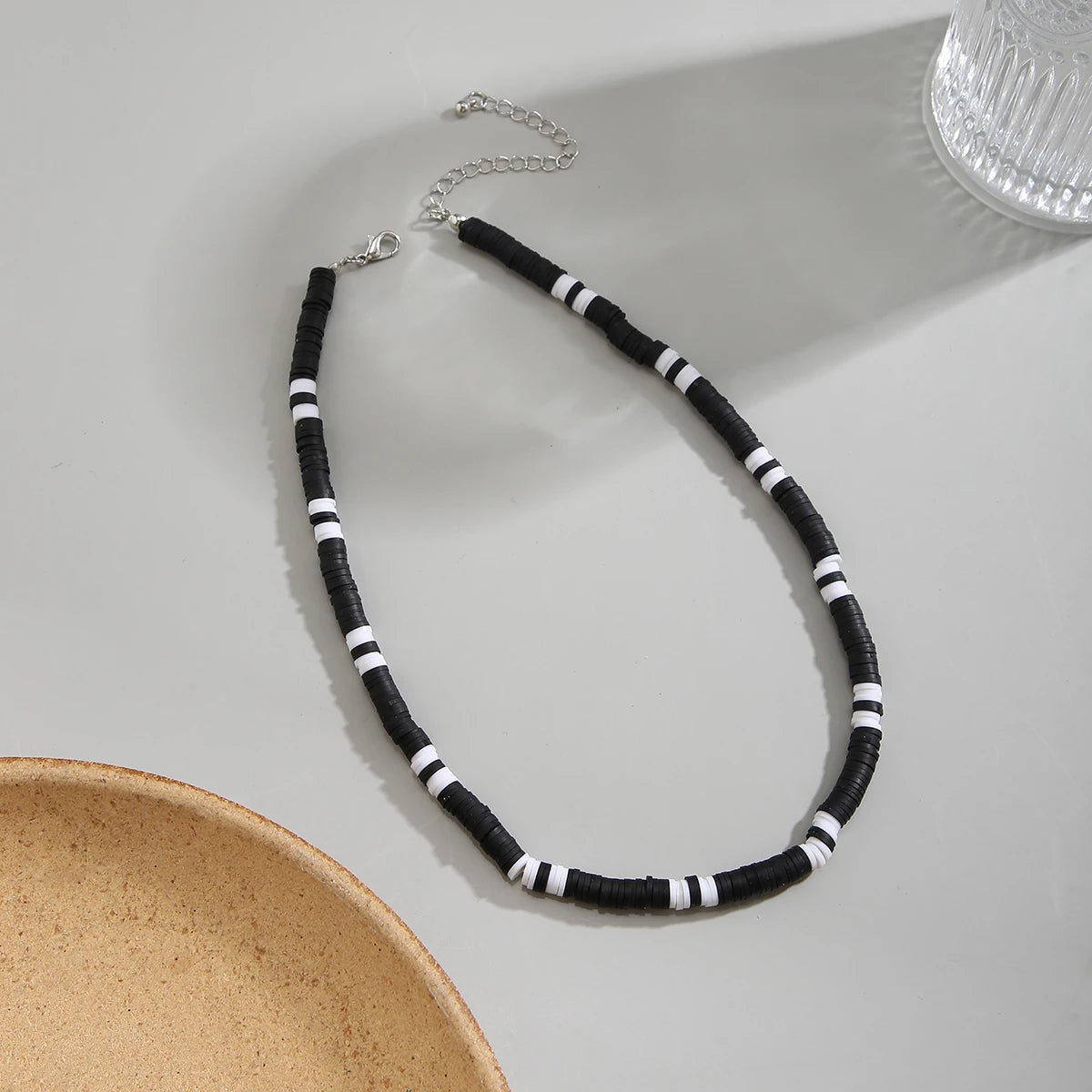 Schwarz-weiße Halskette aus Polymertonperlen, kurze Halskette für Herren, trendiger Halsschmuck 2023, Modeaccessoires, Herren-Geschenk