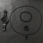 4tlg/Set, Herren schlichte Zeiger runde schwarze Kalender-Quarzuhr und schwarze Kreuz-Anhänger Halskette, Ring, Armband, Geschenk für Ihn