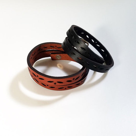 Lederarmband zum zweimaligen Wickeln – Blattmotiv