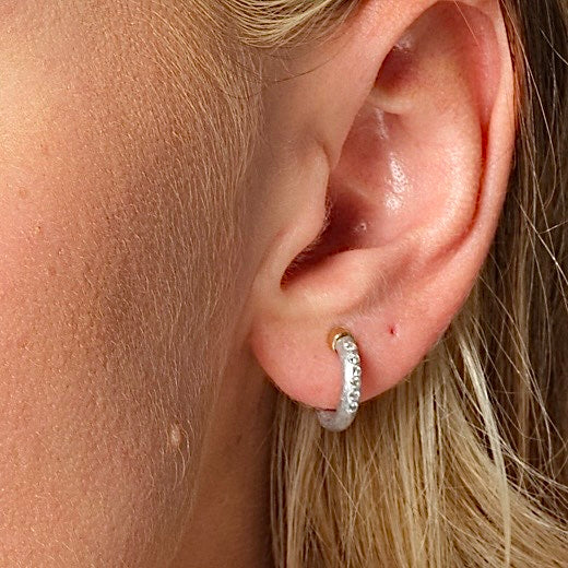 VIRTUOUS CIRCLE MINI HOOPS